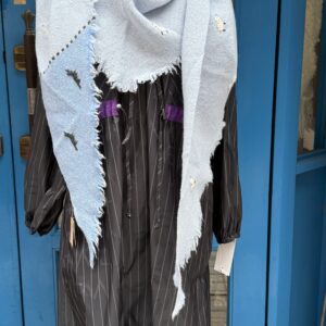 エストニア 三角ストール【羊を狙うオオカミたち】