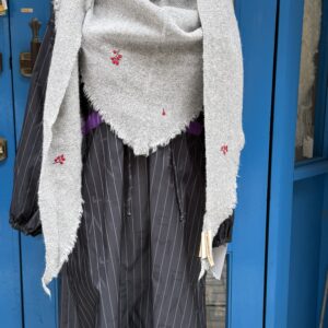 エストニア 三角ストール【美味しそうな木の実たち】