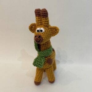 LIENEさんの編みぐるみ【緑のマフラーを巻いたキリンさん】