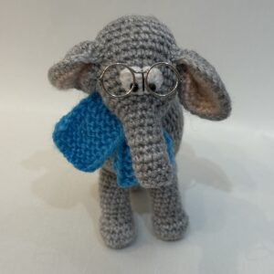 LIENEさんの編みぐるみ【メガネをかけたゾウさん】