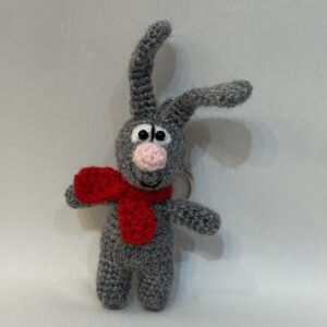 LIENEさんの編みぐるみ【赤いマフラーを巻いたウサギのキーホルダー】