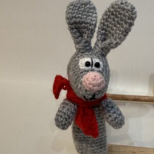 LIENEさんの編みぐるみ【赤いマフラーを巻いたウサギのパペット】