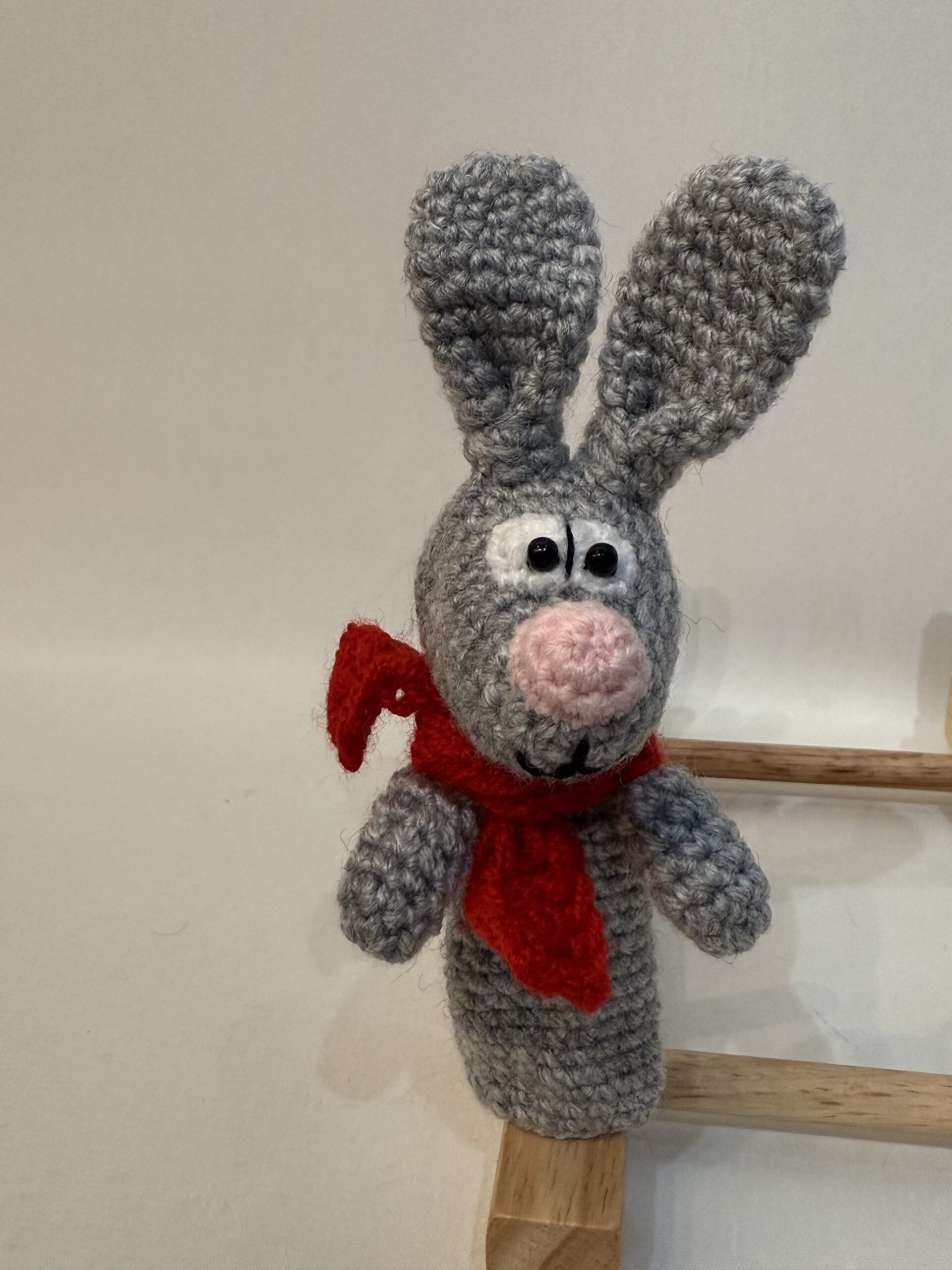 LIENEさんの編みぐるみ【赤いマフラーを巻いたウサギのパペット】