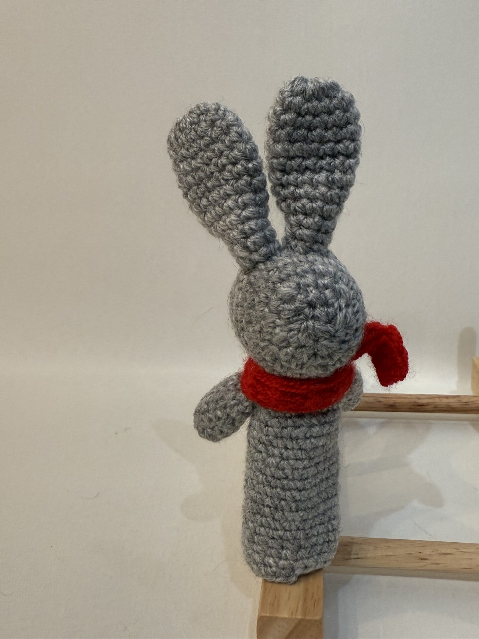 LIENEさんの編みぐるみ【赤いマフラーを巻いたウサギのパペット】 - 画像 (3)