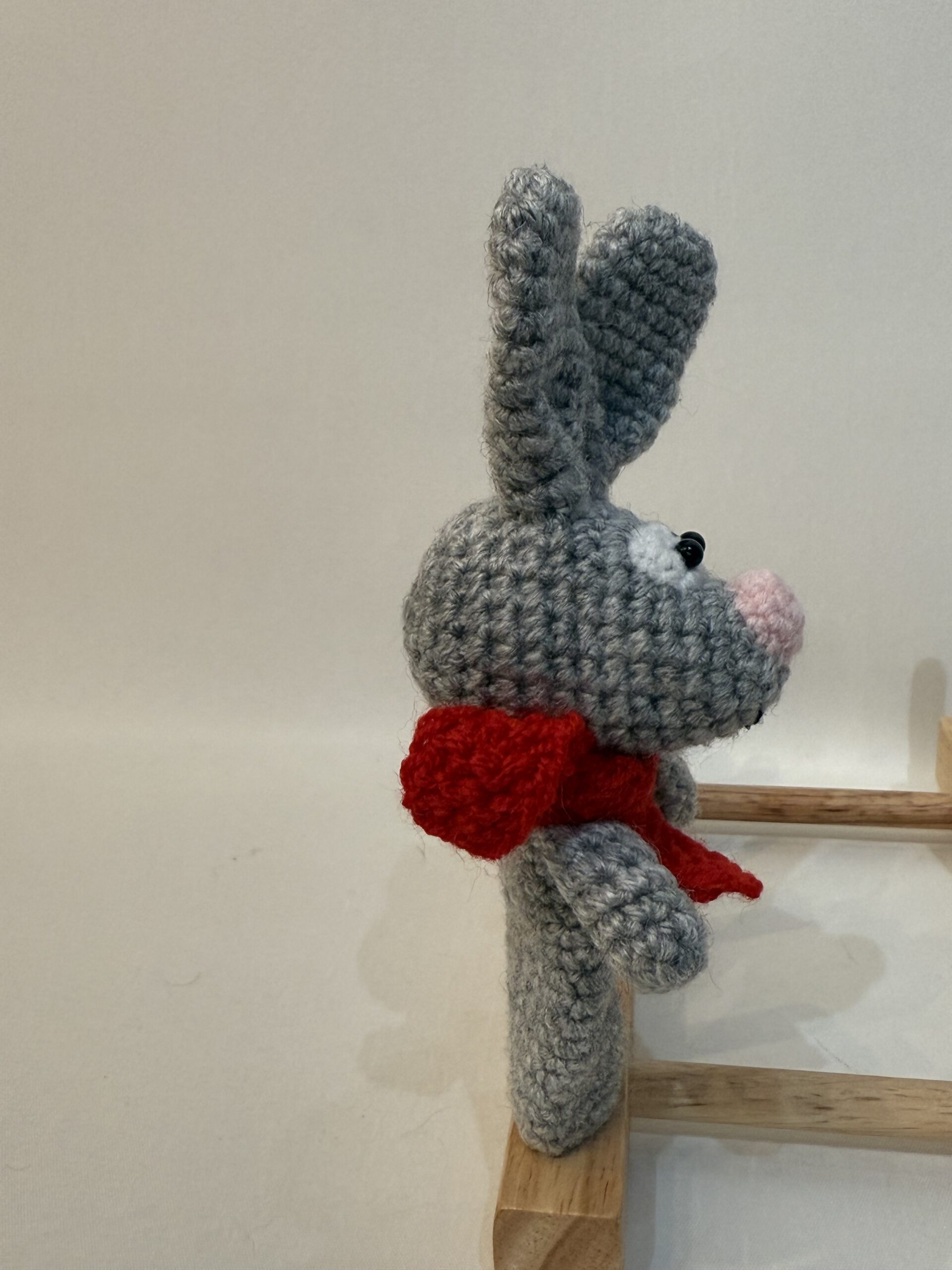 LIENEさんの編みぐるみ【赤いマフラーを巻いたウサギのパペット】 - 画像 (2)
